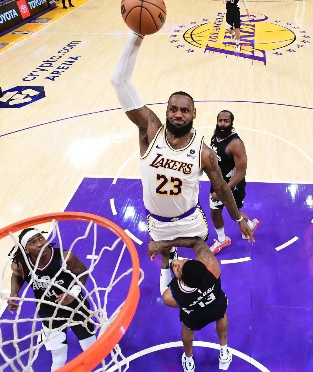 爱游戏APP-詹姆斯连续三场比赛得分超过爆冷，加拿大队不断突破！